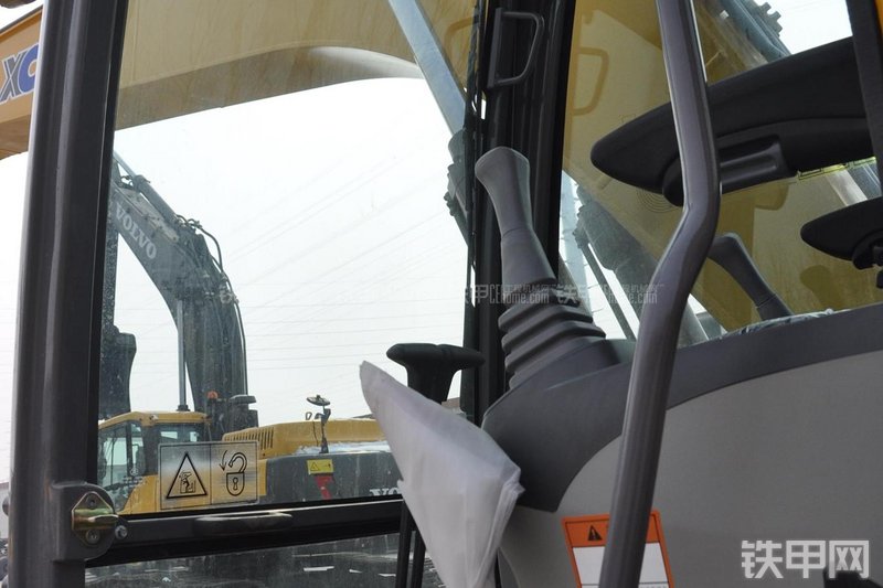 徐工XE135B挖掘机局部
