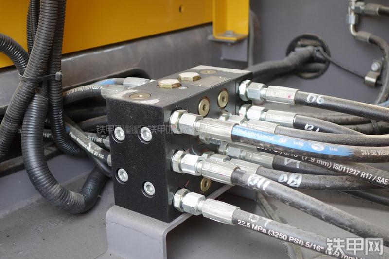 徐工XE215CA挖掘机局部