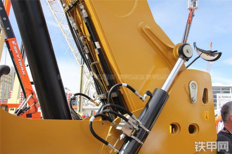 卡特彼勒TH514C伸缩臂叉车局部