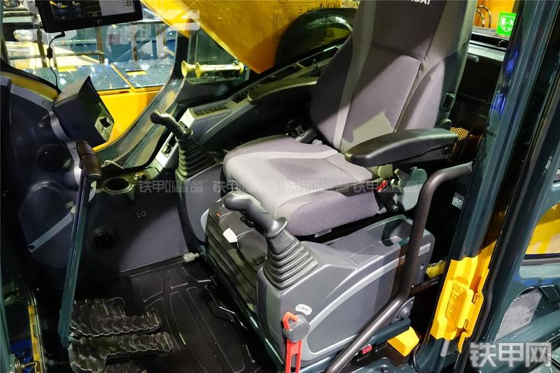 现代L1200-9挖掘机局部