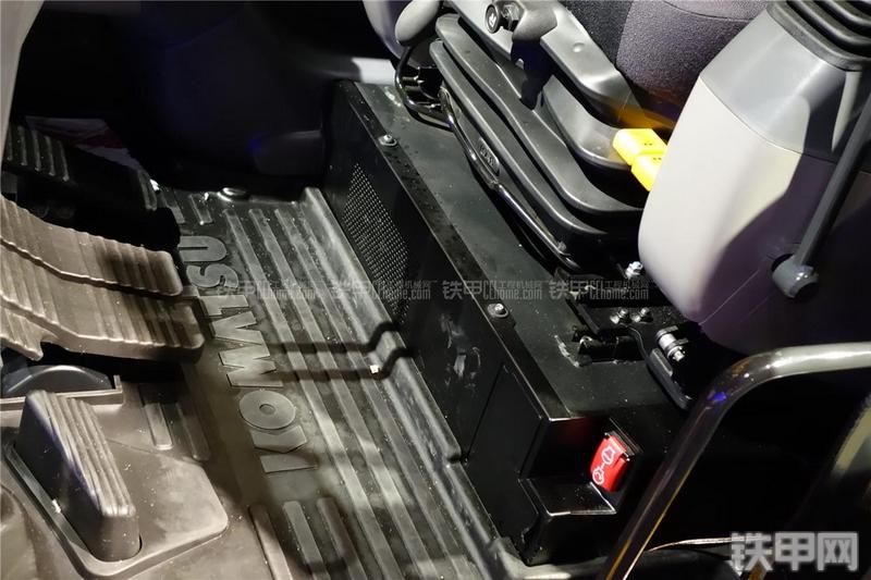 小松PC228USLC-10挖掘机局部