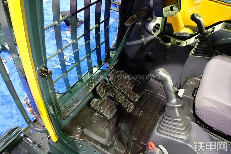 现代L1200-9挖掘机局部