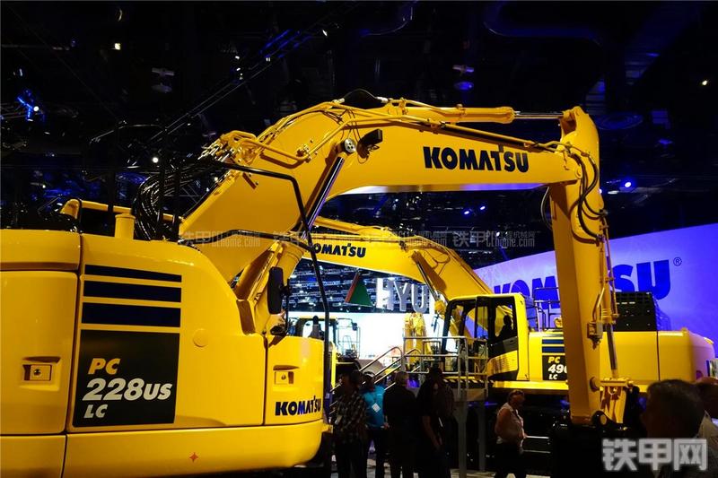 小松PC228USLC-10挖掘机局部