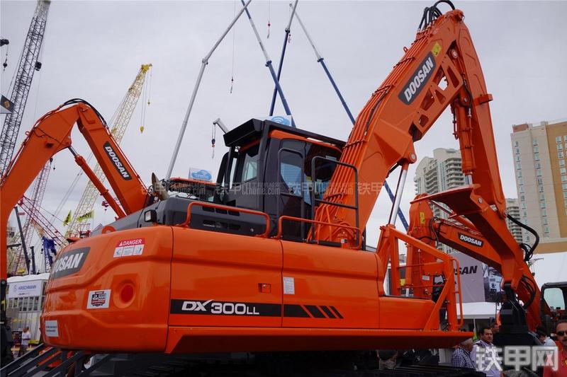 迪万伦DX300LL挖掘机整机外观