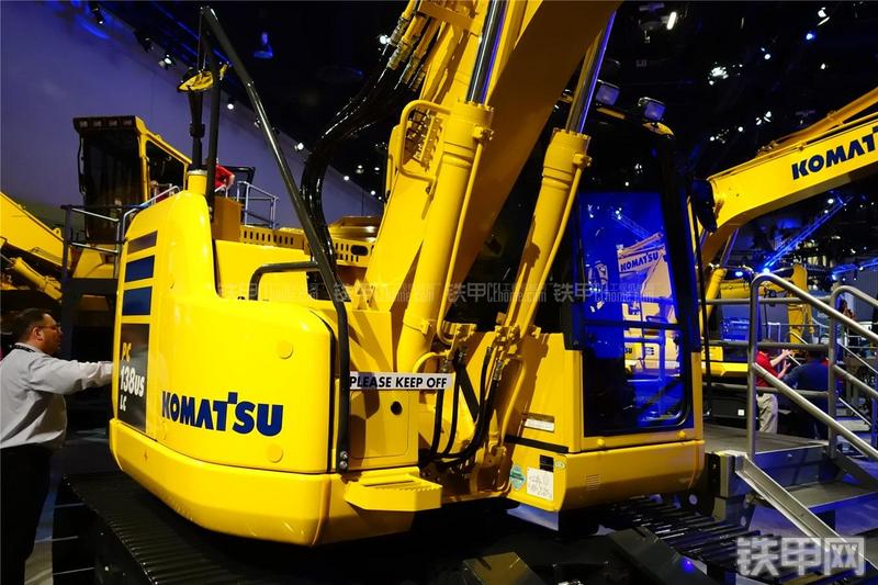 小松PC138USLC-10挖掘机局部