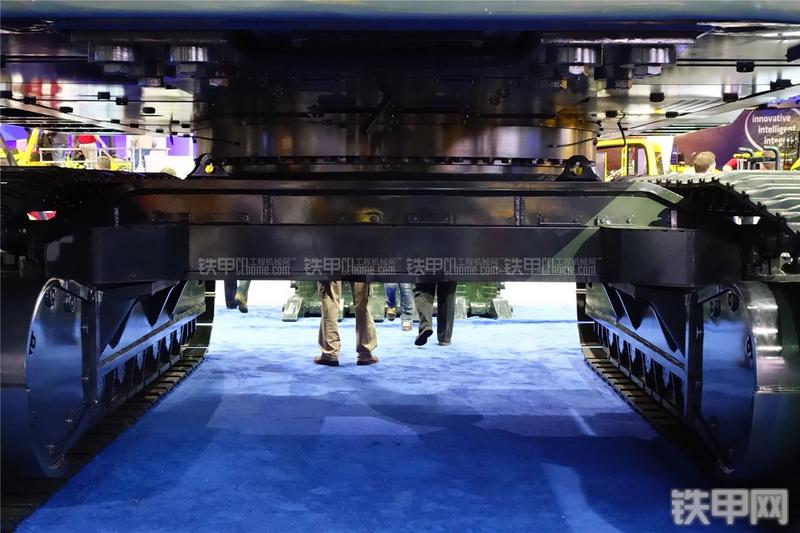 现代L1200-9挖掘机局部