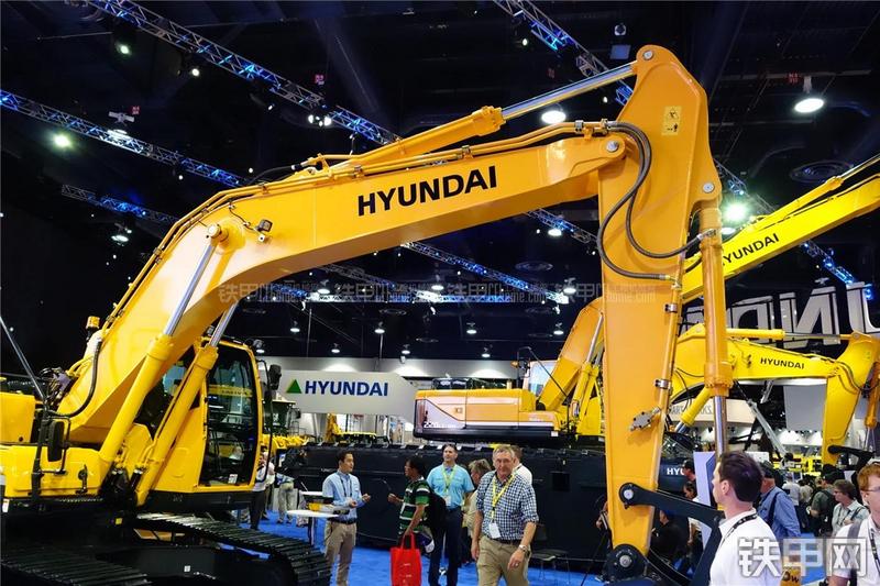 现代220LC挖掘机整机外观