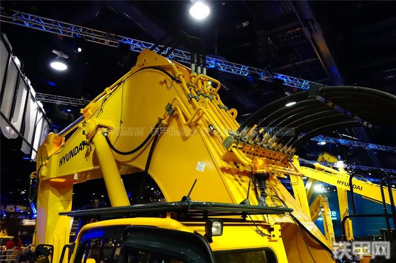 现代L1200-9挖掘机局部