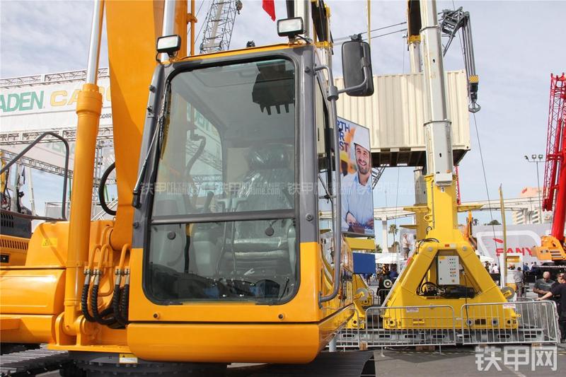 中联重科ZE220E-LC挖掘机局部