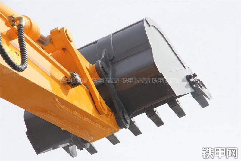 中联重科ZE220E-LC挖掘机局部