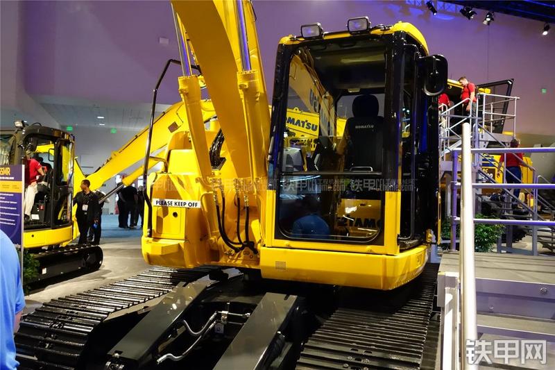 小松PC138USLC-10挖掘机局部