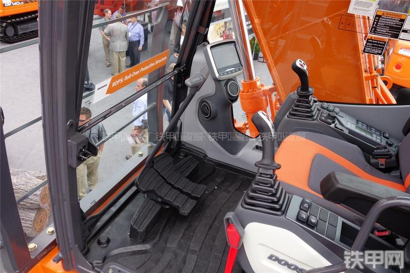 迪万伦DX300LL挖掘机局部