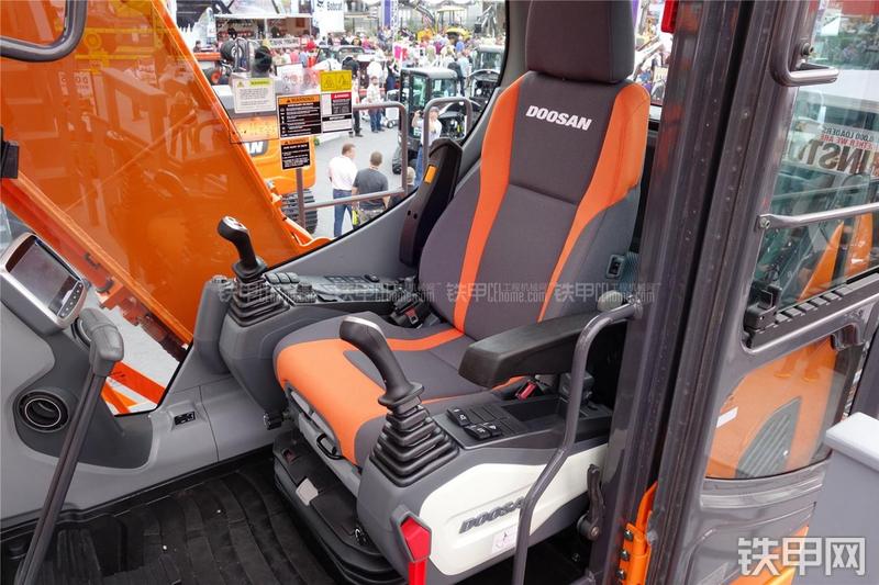 迪万伦DX300LL挖掘机局部