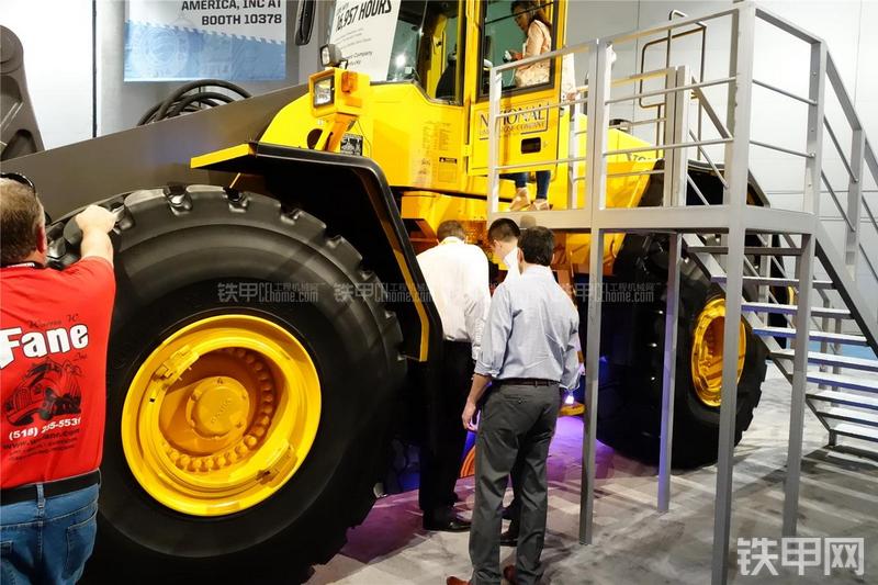 沃尔沃L220E装载机局部