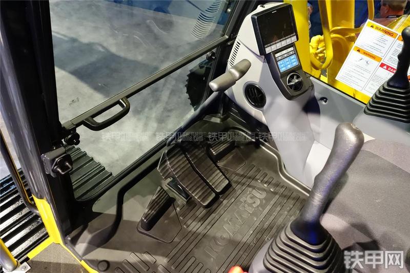 小松HB215LC-2挖掘机局部