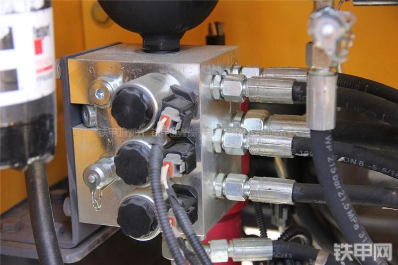 徐工XE240LCU挖掘机局部