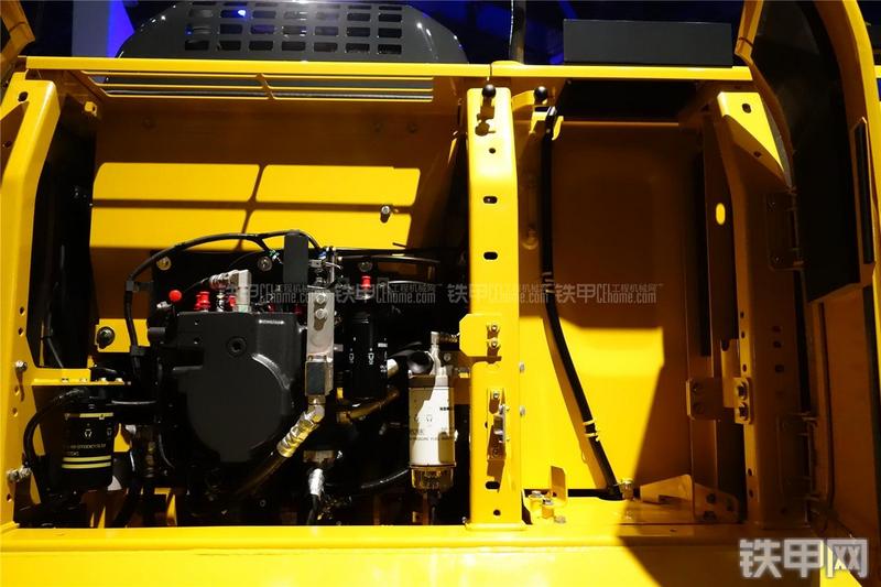 小松HB215LC-2挖掘机局部