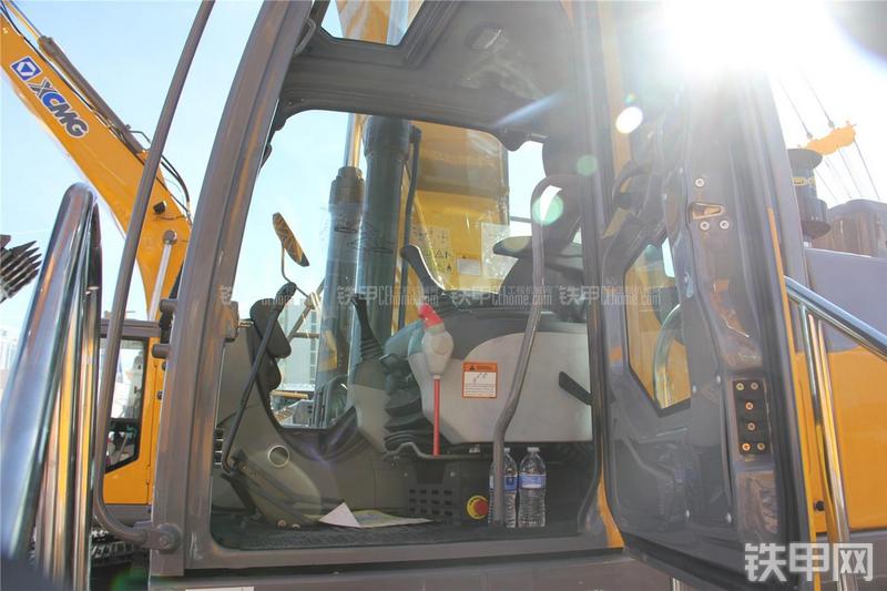 徐工XE240LCU挖掘机局部