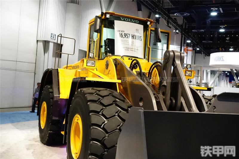 沃尔沃L220E装载机局部