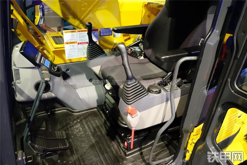 小松HB215LC-2挖掘机局部