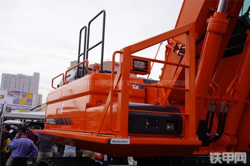 迪万伦DX300LL挖掘机局部