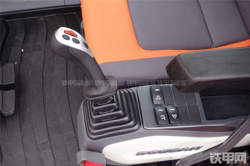 迪万伦DX300LL挖掘机局部