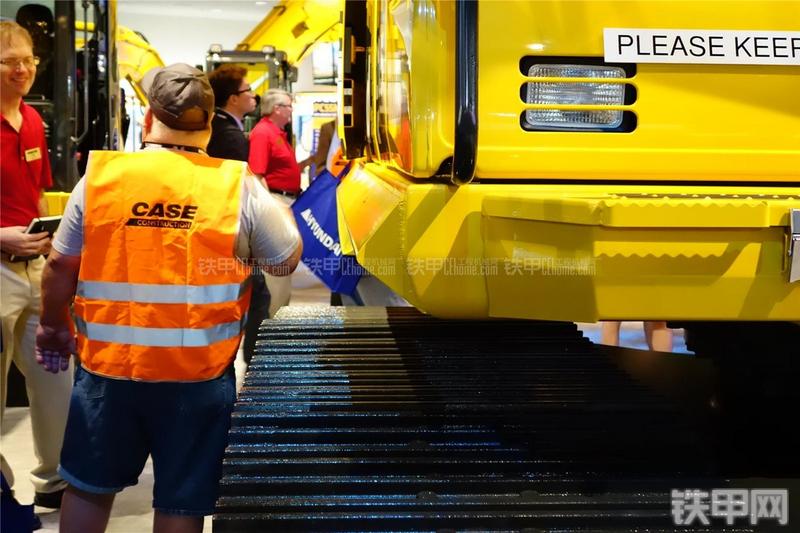 小松HB215LC-2挖掘机局部