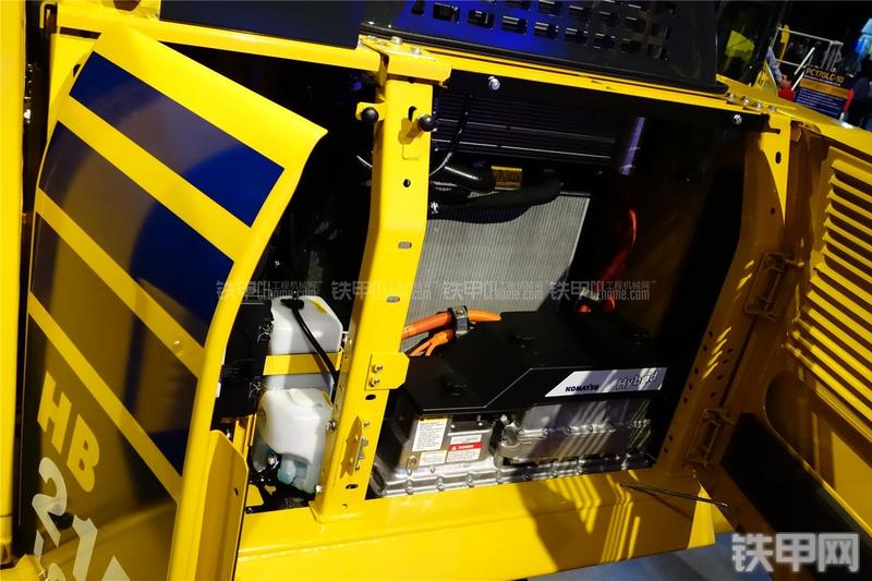 小松HB215LC-2挖掘机局部