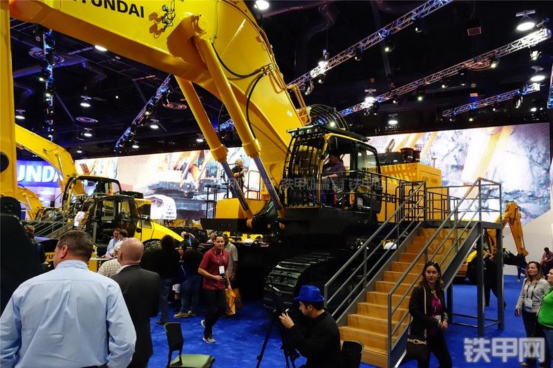 现代L1200-9挖掘机局部