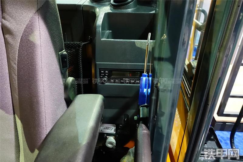 现代L1200-9挖掘机局部