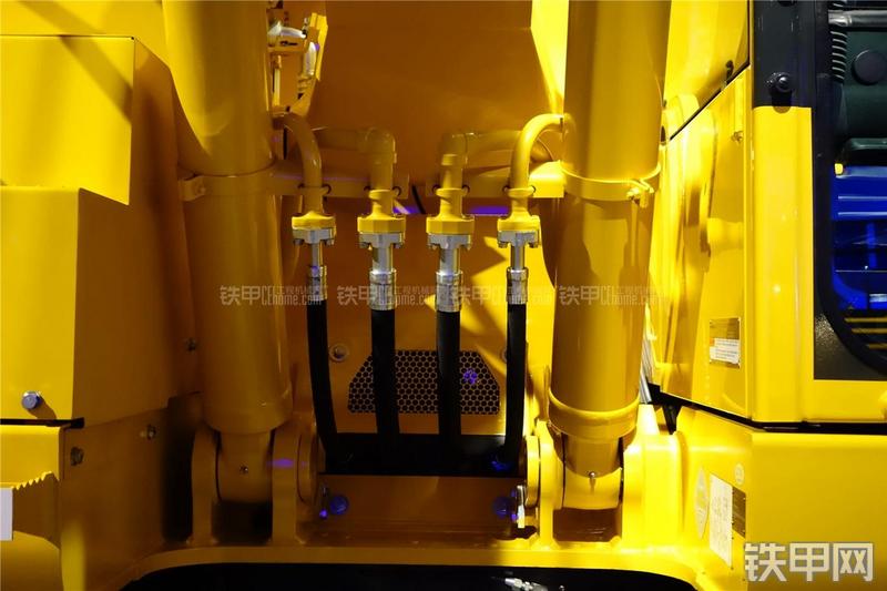 小松PC228USLC-10挖掘机局部