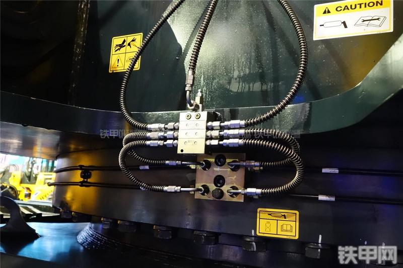 现代L1200-9挖掘机局部