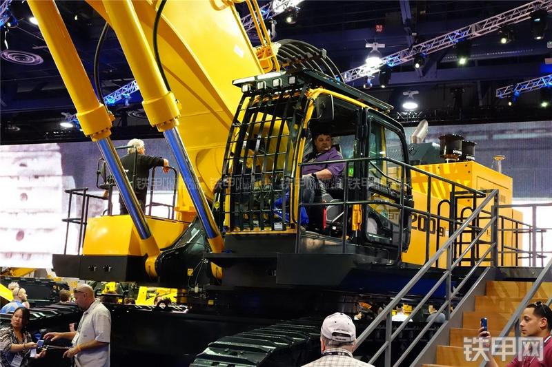 现代L1200-9挖掘机局部