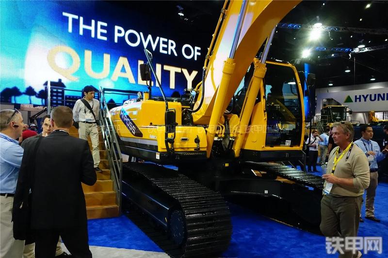 现代220LC挖掘机整机外观