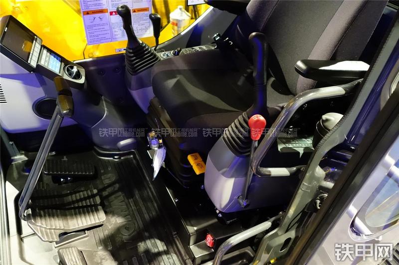 小松PC138USLC-10挖掘机局部