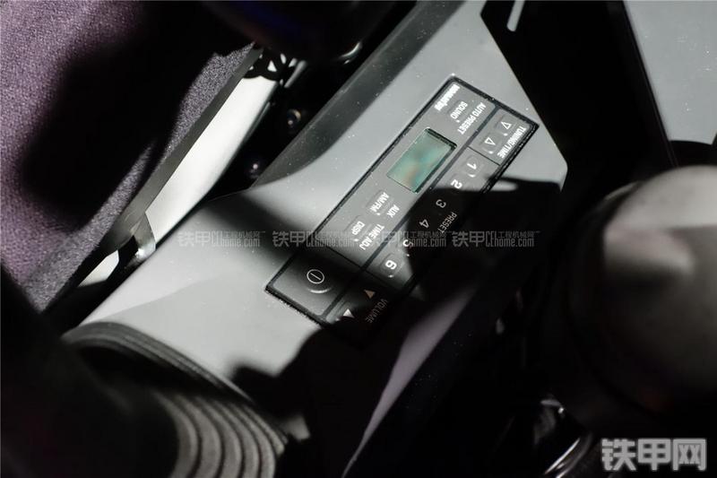 小松PC228USLC-10挖掘机局部