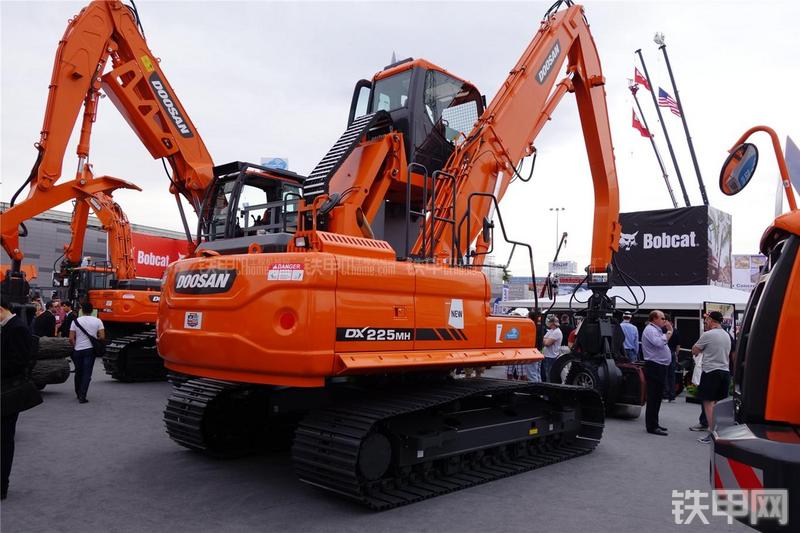 迪万伦DX225MH-3挖掘机整机外观