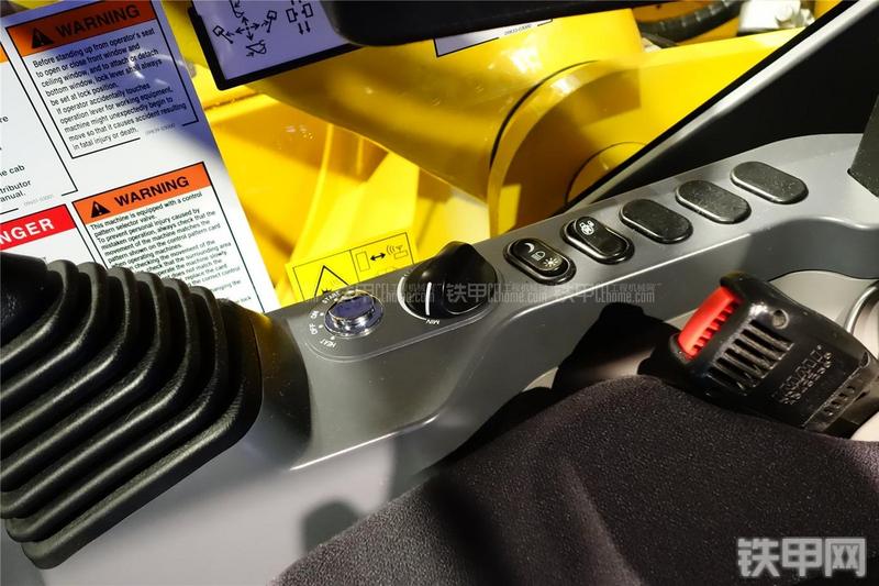 小松HB215LC-2挖掘机局部