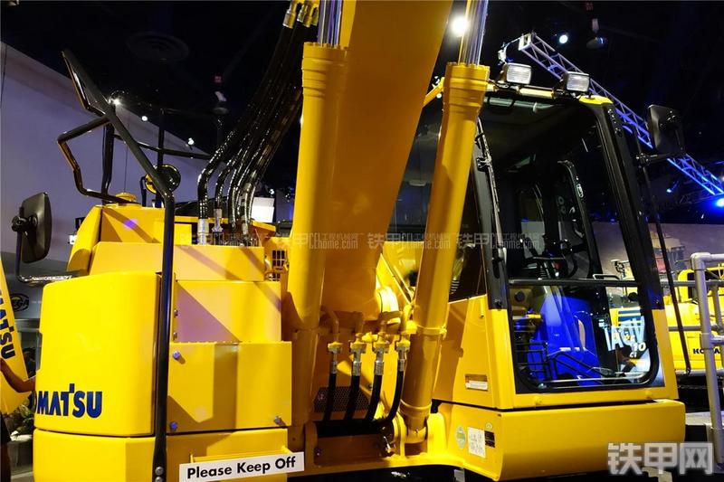 小松PC228USLC-10挖掘机局部