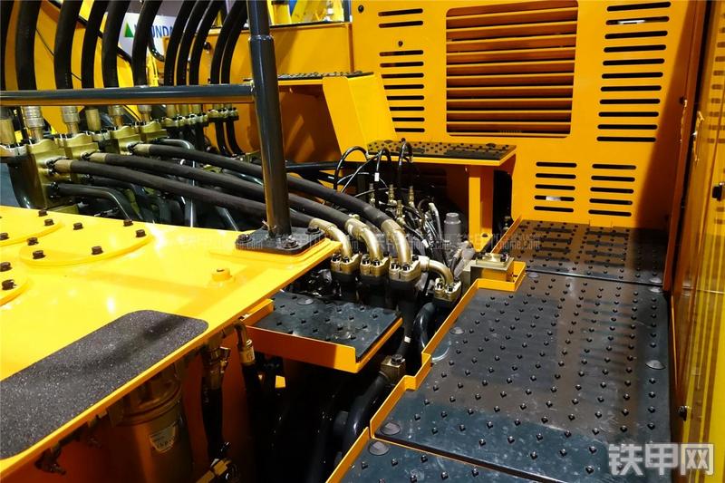 现代L1200-9挖掘机局部