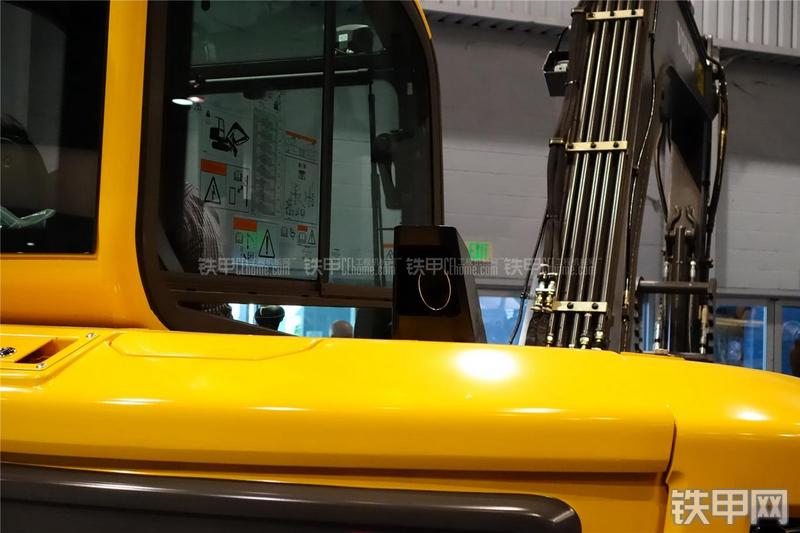 沃尔沃ECR88D挖掘机局部