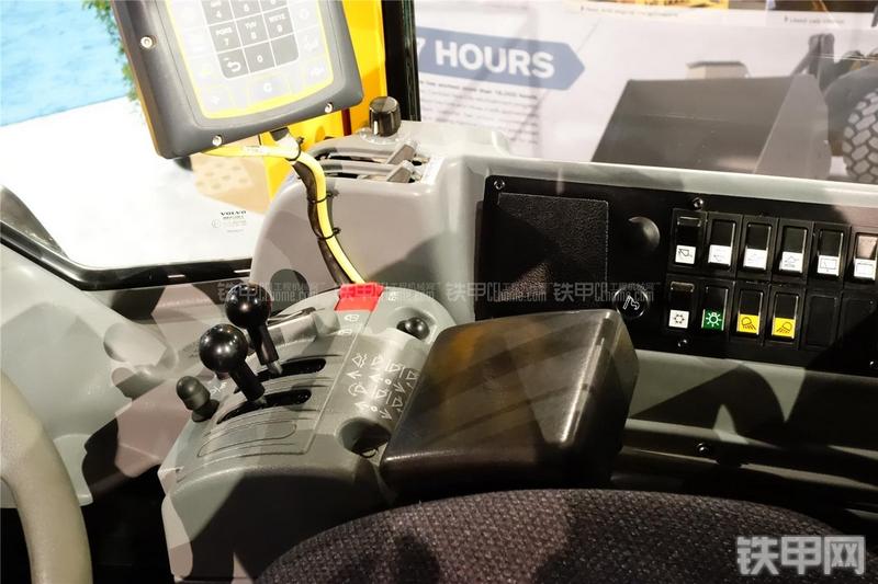 沃尔沃L220E装载机局部