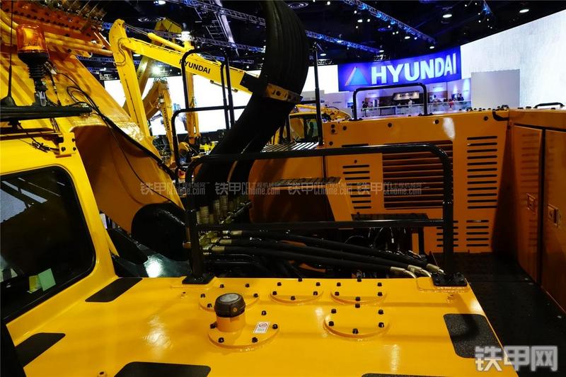 现代L1200-9挖掘机局部