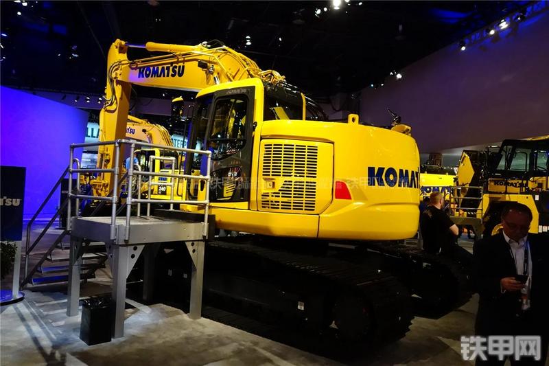 小松PC228USLC-10挖掘机整机外观