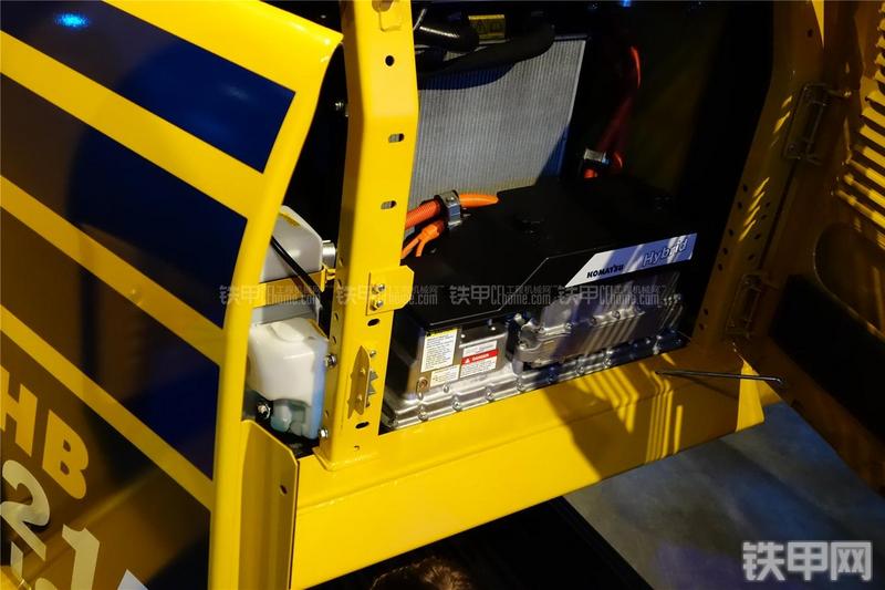 小松HB215LC-2挖掘机局部