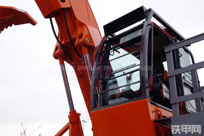 迪万伦DX300LL挖掘机局部