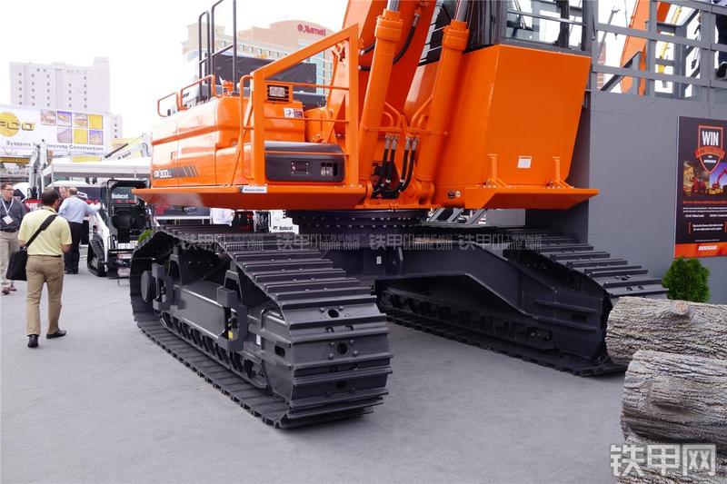 迪万伦DX300LL挖掘机局部