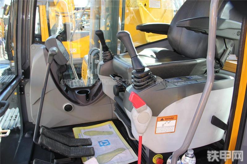 徐工XE240LCU挖掘机局部