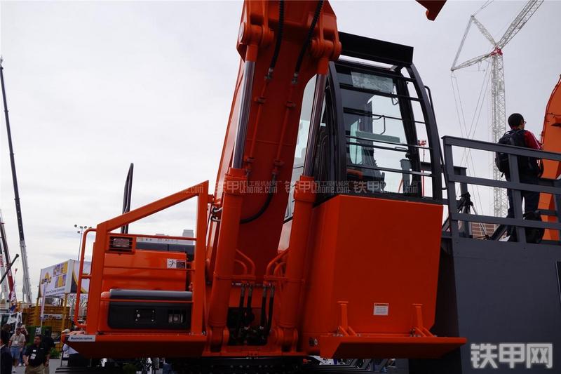 迪万伦DX300LL挖掘机局部