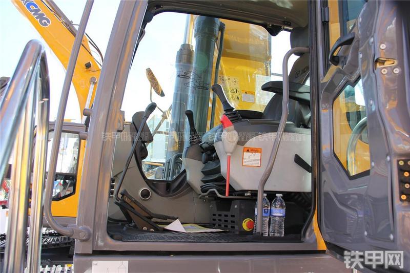 徐工XE240LCU挖掘机局部